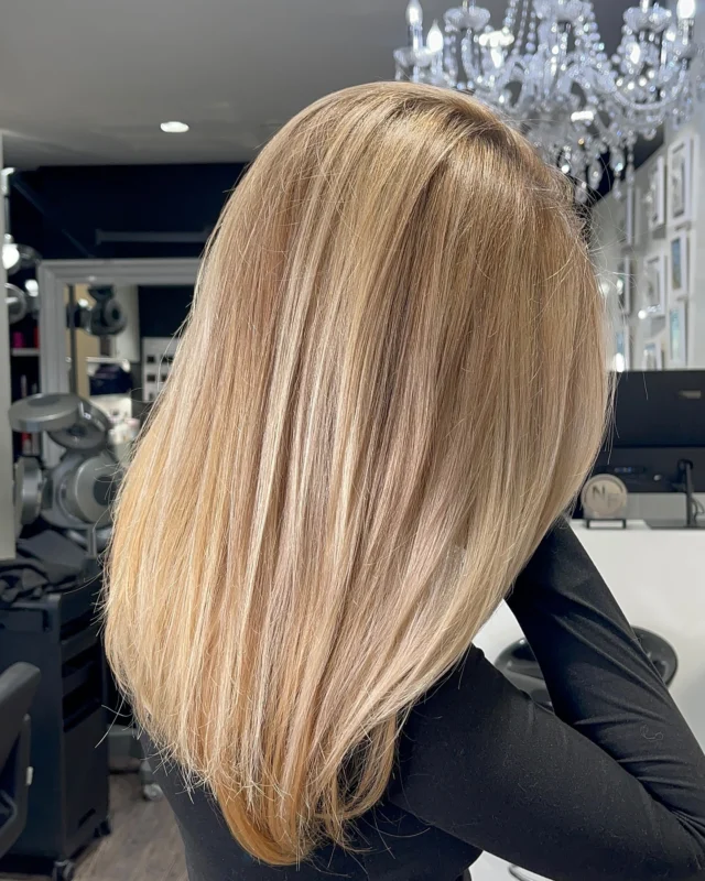 Subtle Reverse Balayage in this beautiful Caramel Blonde🥞🤩

#hair #hairstyles #hairinspo #blondebombshell #highlights #fyp #fypreelsシ゚viralシ