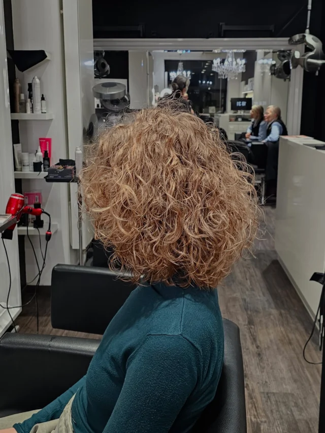 From straight to soft, bouncy curls – perm glow-up ✨
.
#modernperm #curltransformation #hairglowup #beforeandafterhair #viennahairdresser