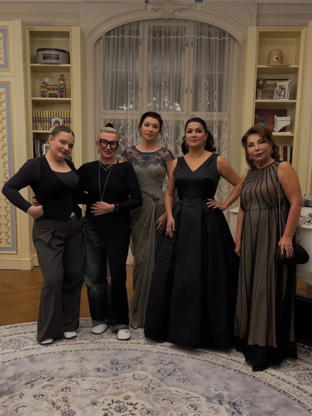 Preparation for @wieneropernball one of Vienna’s most iconic events ✨
We’re honoured to be part of these special moments💕
Hairstyling for Opera ball guest : @anna_netrebko_yusi_tiago 
-
Styling products:
@authenticbeautyconcept.dach x @schwarzkopfpro.at 
-
#fyp #wieneropernball #hairstyles #updo #luxurystyling
